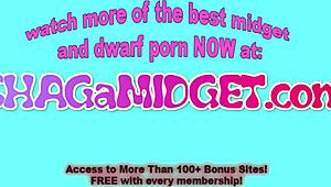 Heiße Zwergin nimmt riesigen schwarzen Schwanz bei wilder interracial Blowjob-Action