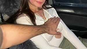 Гаджето на най-добрия ми приятел, истинска курва, ми направи свирка в колата за 10 долара.