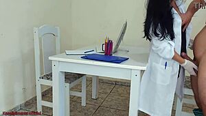 Dottoressa Jennyfer risolve problemi di erezione con il suo fascino curvy latina durante l'esame