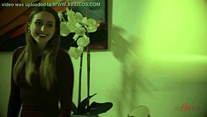 Serene Siren dan Laney Grey dalam adegan pelakon erotik dengan jilat.