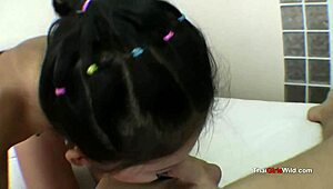 Thai elskerinne fra Bangkok viser sterke triks i gate-massasje