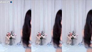 큰 가슴 아시안 여자가 귀여운 한국 스타일로 야하게 춤춰 섹시한 가슴 드러내