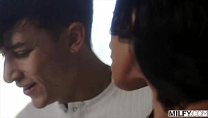 MILF bombázó Jennifer fiatal színész farkán lovagol, nagy cicik ugrálnak szőrös kanál pózban