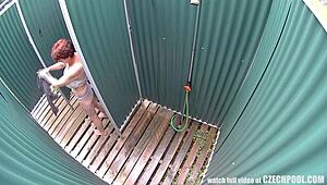 Volle busty milf betrapt in douche scène