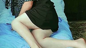 Sissy crossdresser rebola com rabo branco grande provoca no estilo femboy safado. Me bate agora?