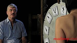 ブロンド熟女が鞭でレズドムし、相手のマンコを激しく叩く