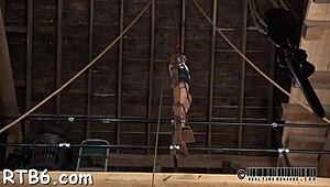 可爱宝贝从笼子里放出来接受激烈硬核BDSM折磨