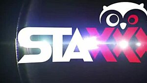 Wow! Tahle brunetka v punčochách touží po análním BBC pokaždé!