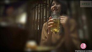 Miho zou bareback moeten maar krijgt het erin, wrijven voelt zo goed 😏