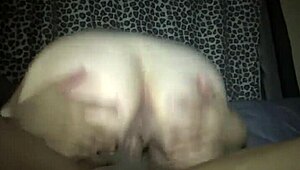 Milf rabuda safada cavalga pauzão monstro e leva gozada caseira