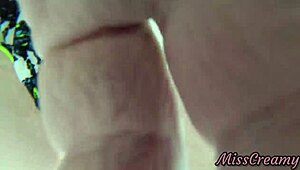 18+女子大生がプールでこっそりマンコ指マンしてくる