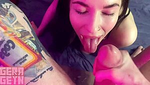 Сексуальная девушка Герагейна принимает большой член в свою тугую пизду, крича.