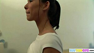 BrookeSkye memukau dengan rantai sambil tanggal telanjang untuk pertunjukan liar. Tetek kecilnya berkilauan