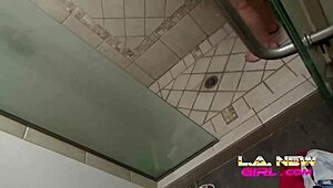 Non Resisto a Questa Carina Bionda Teen 18+ Nella Scena della Doccia