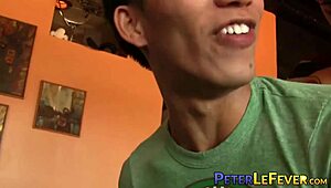 Horny orientalsk dreng kneppet hårdt af tatoveret stud i vild action