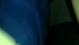 E aí, olha esse casal real escorregando e esticando a buceta molhada, enorme e louca!