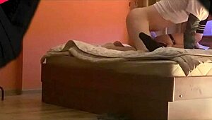 Ella susurra soy una puta rusa en medias cogiendo polla grande en el coño