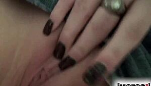 앨리 제임스가 비키니로 솔로 HD 씬.