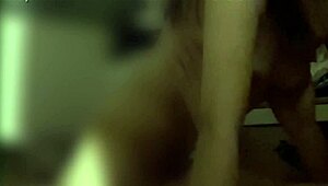 日本妻子在丈夫上班时屈服于欲望