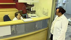 Hé, ooit electro play geprobeerd? Ik ben Dominatrix Meesteres April, jouw uroloog vanavond!