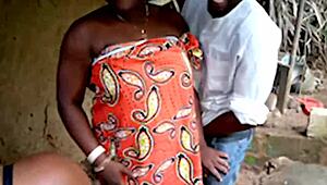 A mostohaanyám rajtakapott engem és a mostohatestvéremet dugni a mostohanéni kertjében. Mi történik ezután?