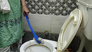 भारतीय सुंदरी नौटंकी सौतेले बेटे से वॉशरूम में ड्रिल्ड