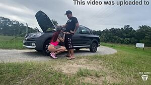 Oye, tu coche caliente se averió en la calle, te ayudé y pagaste con ese rapidito en el jardín! Todo en sheer y rojo.