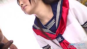 일본 핫 걸들이 볼 8에서 섹시한 다리 뽐냄!