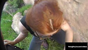 Roodharige wandelaarster Penny Pax krijgt haar kutje hard buiten geneukt.