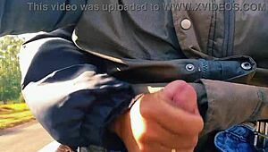 ホットワイフが路上でオナニーしてイキそう、危うくバレる！