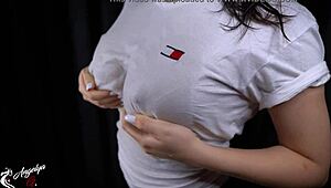 ¡Hey, mira esta mamada con camiseta mojada de chica tetona con pezones grandes!