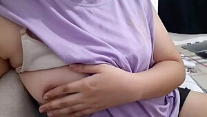 Cewek Asia seksi pamerin tetek alami dengan godaan panas