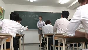 المعلمة المتزوجة Mayuko Okamura بترش في فصل كريمباي هادئ