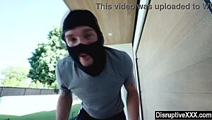 Mladi gej dečko gubi nevinost sa starijim ljubavnikom u bareback analnom prvom putu.