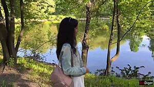 Veja Minha Namorada Explodir em Orgasmos no Parque Público com Meu Brinquedo!