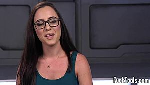 Frumoasă cu ochelari își ia pizda găurită tare de mașinărie