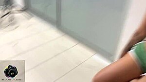 Calificando la enorme verga de mi vecino en POV. Calor colombiano en acción casera.