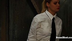 Ingen flugt! Pisker hendes lænkede krop nådesløst i brutal BDSM session