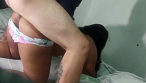 Wow ! J’ai filmé une Colombienne au cul énorme prendre une sodomie à cru pour 50 balles