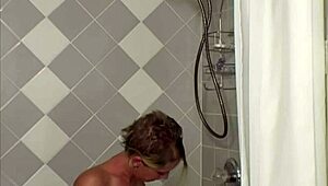 היי גוונהבר, תמשיכי ללטף את הגוף הבלונדיני במקלחת, כל כך חם