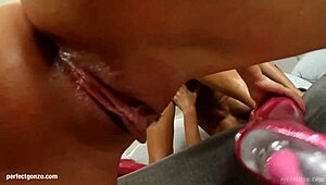 Adoro ver Zoe e Joysen fazendo punhetão gonzo no fist flush