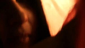 Geile Indiase schone danst en kleedt uit in softcore striptease