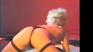 ブロンドの伝説ロイス・エアーズがステージで尻を振ってハードコアセックス！😍