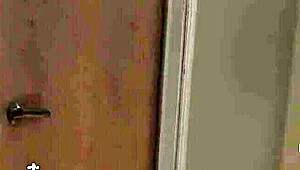 興奮した巨乳赤毛がマ○コ弄ぶ