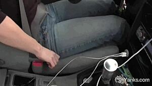 Pozri sa na krásku Lou ako si trie mokrú piču počas jazdy! 😍