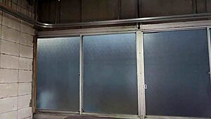 Jeg får aldri nok av denne usensurerte japanske jenta i rå sex-aksjon. Hennes asiatiske sjarm gjør meg vill hver gang.