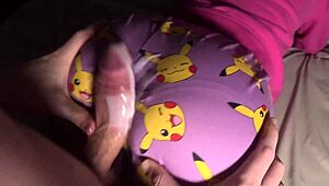 אח חורג משפשף לי את התחת בתמימות עד שהזין שלו מחליק פנימה לכיף קרמי