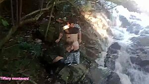Tiffany Montavani Şelalede Pitoco'yla sikişirken küçük kardeş amını sikiyor