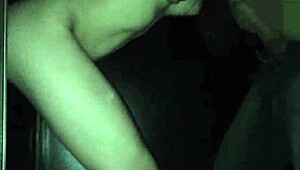 Glory hole zayıf kız koca önündeki aldatılan kocasının önünde sikiliyor!