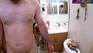 אמא חורגת משמשת בחופשיות בזמן שהיא מנקה את חדר האמבטיה